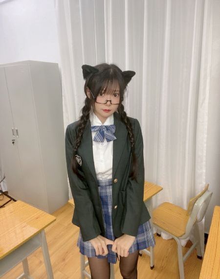 情侣公园摸上摸下视频_十万网红美女美酱